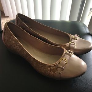 Sole Sensability Cream and Gold Flats in Size 8.5